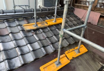 葺き替え工事開始時の屋根の様子