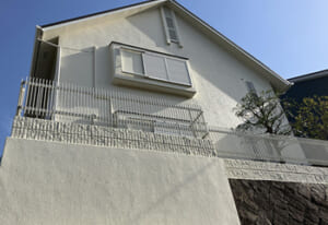 大阪府四條畷市 -急こう配の天窓付き屋根葺き替えと外壁塗装