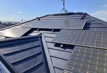 コロニアルネオの太陽光脱着と屋根カバー工法リフォーム工事が完成