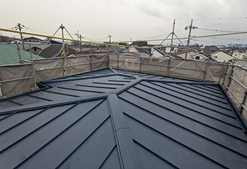 東京都中野区 - トタン屋根の葺き替えと内樋の修繕