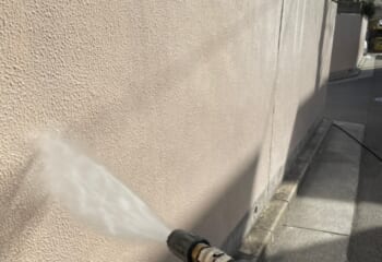 外壁に高圧洗浄