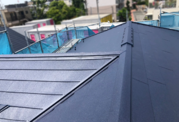 埼玉県越谷市 - 棟板金が剥がれてしまった屋根をカバー工法でリフォーム