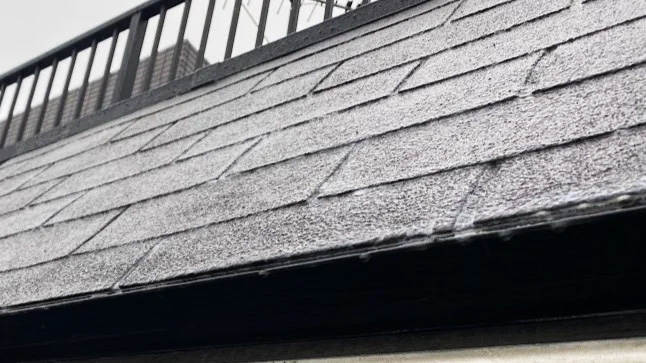 縁切りをせず雨漏りを引き起こしたアスファルトシングルの屋根