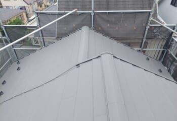 横浜市青葉区 - 難しい位置に天窓がある屋根をカバー工法リフォーム