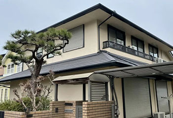 滋賀県大津市₋入母屋屋根にカバー工法と外壁塗装リフォーム