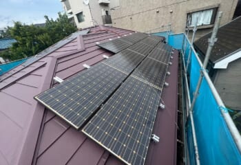 東京都大田区 - 太陽光パネルの設置が原因で雨漏りが生じた屋根を補修してカバー工法