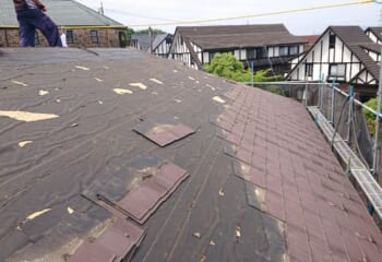 古いスレート屋根材を撤去