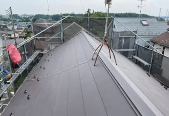 横浜市栄区 - オートンイクシードを用いたシーリング工事と屋根カバー工法