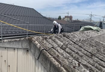 屋根全面に踏み抜き事故防止用のネットを張る