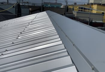 埼玉県川口市－築３５年の波型スレートの上に折板屋根でカバー工法