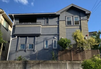 横浜市緑区 - ダークグレーの外壁塗装とチャコールカラーの金属屋根に葺き替え