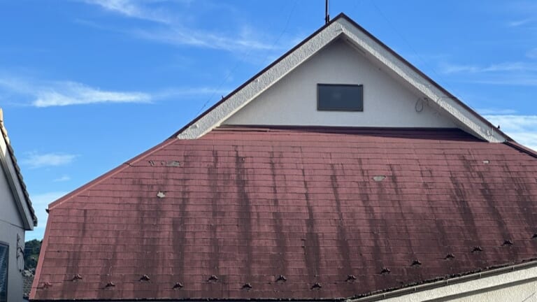 スレート屋根は継ぎ目のところに雨水が集中し比較的早期に汚くなる