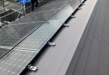 栃木県宇都宮市 - 太陽光パネルが取り付けられた雨漏り屋根を垂木を補強してカバー工法