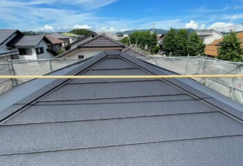 京都市伏見区 - セメント瓦の屋根を断熱材一体型エスジーエル鋼板の屋根に葺き替え工事