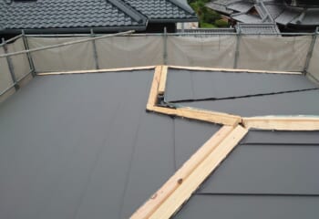 新規の金属屋根材を張り付け