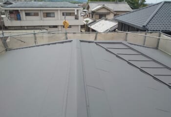 エスヌキ工法を使用した屋根カバー工法工事の完成