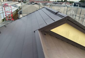 千葉県流山市 - スーパーガルテクトフッ素ブラウンで屋根カバー工法