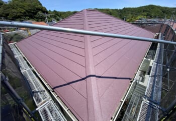 千葉市稲毛区 - 築38年のスレート屋根を赤い金属屋根でカバー工法でリフォーム