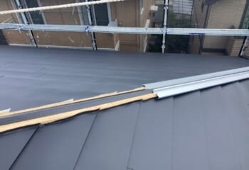 新規の金属屋根材を張り付け