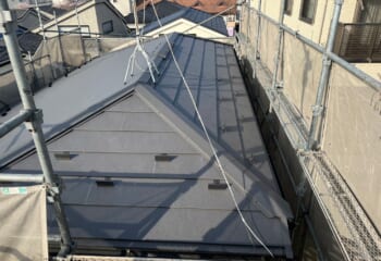 千葉県船橋市 - パミールを断熱材一体型エスジーエル鋼板を用いて屋根カバー工法リフォーム