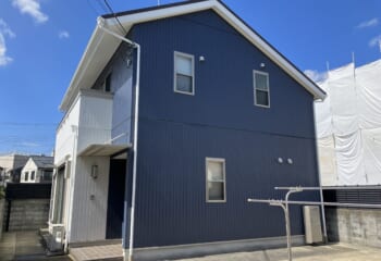京都市左京区 - ネイビーとホワイトカラーの配色で外壁塗装と屋根カバー工法