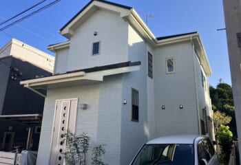 神奈川県平塚市 - 黒の外壁を白に塗装・アルミ下地で屋根カバー工法