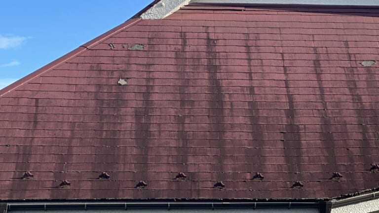 屋根の塗膜は継ぎ目あたりから徐々に広がり色あせる