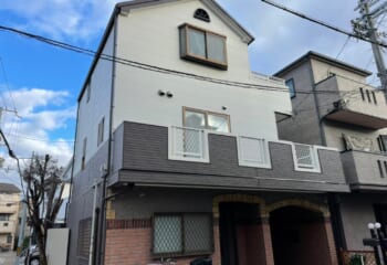 大阪府茨木市 - 旭トステムのセルフッ素サイディングとニチハのフッ素屋根でカバー工法