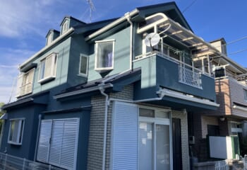 横浜市金沢区 - 築30年の住宅を屋根カバー工法と外壁塗装リフォーム