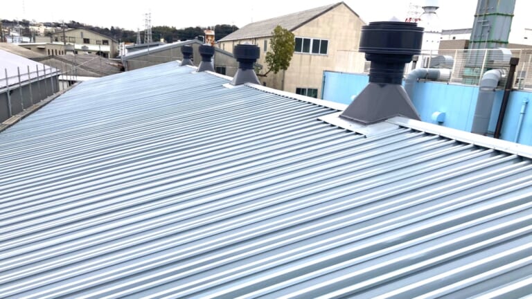 ガルバリウム鋼板の価格は？屋根と外壁工事の費用相場 | 屋根修理なら 