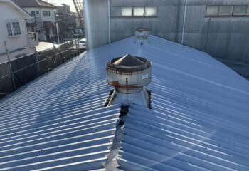 新規の折板屋根を取り付け
