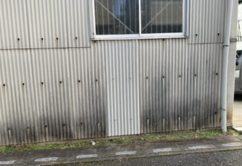 さいたま市桜区 - 穴の空いた波型スレート外壁を交換補修