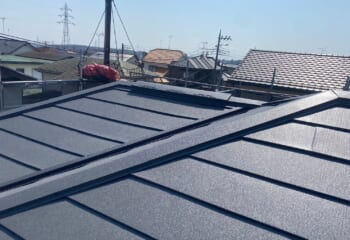 埼玉県所沢市 - 築３０年の屋根をスーパーガルテクトでカバー工法