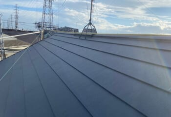 埼玉県戸田市 - コロニアルNEOを断熱材一体型エスジーエル鋼板で屋根カバー工法