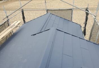 埼玉県日高市 - 築３０年の屋根をカバー工法リフォーム