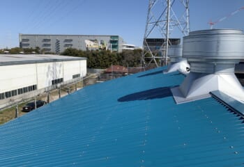 千葉市稲毛区 - 大型倉庫の屋根と外壁をカバー工法で改修しベンチレーターを交換