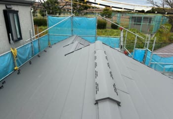 東京都青梅市 - 築40年の重い瓦屋根を軽い屋根材へ葺き替え