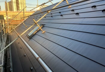 東京都北区 - 横暖ルーフαプレミアムSで屋根カバー工法