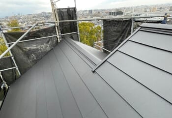 大阪府豊中市 - 剥がれた破風板と屋根カバー工法