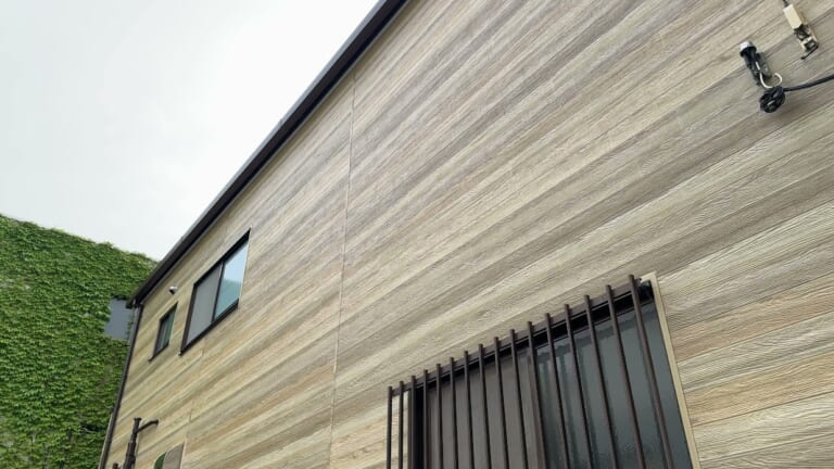インクジェットによる木目デザインのガルバリウム鋼板の外壁材