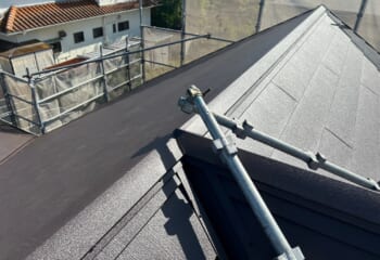 大阪府和泉市 - エコランバーで補修された棟板金を取り外して金属下地と金属屋根で屋根をリフォーム