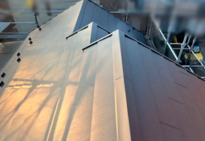 東京都江戸川区 - 破風板納めの板金加工と屋根カバー工法