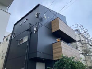 サムネイル画像 東京都西東京市 - 分譲住宅を外壁カバー工法で注文住宅の屋根外壁にフルリフォーム