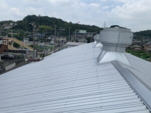 サムネイル画像 横浜市旭区 - クリーニング工場の屋根を被せ葺きで改修