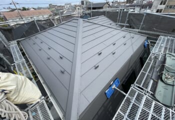 東京都江戸川区 - 天窓付きのパミールの屋根をスーパーガルテクトでカバー工法