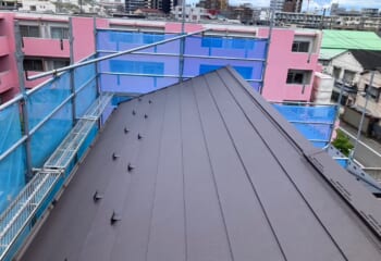 東京都葛飾区 - アスベスト含有屋根をスーパーガルテクトで屋根カバー工法