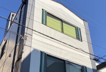 大阪市大正区 - パラペットがあるトタン屋根の葺き替えとスパン系の金属サイディングで外壁カバー工法