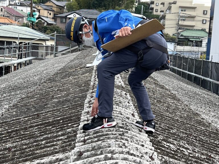 現地調査をおこなう様子