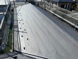 サムネイル画像 横浜市旭区 - 天窓付きスレート屋根を天窓撤去後スーパーガルテクトでカバー工法