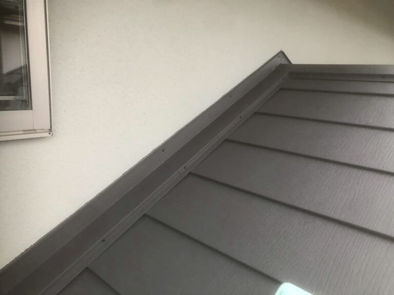 取り合い部に雨押え板金を使用